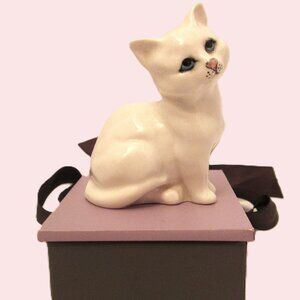Creamy white porcelain blue-eyed Beswick beautiful figurine cat #95  England